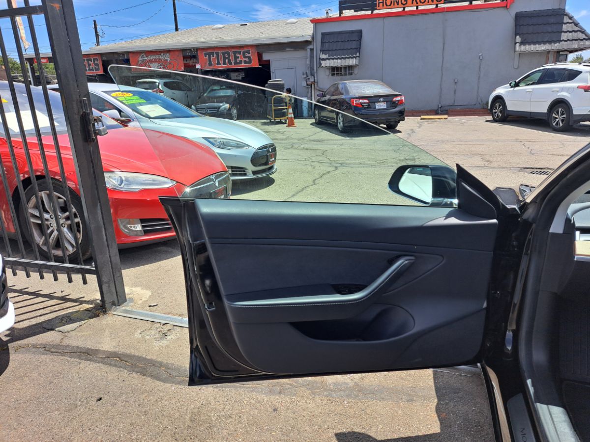 Tesla Model 3 photo 4