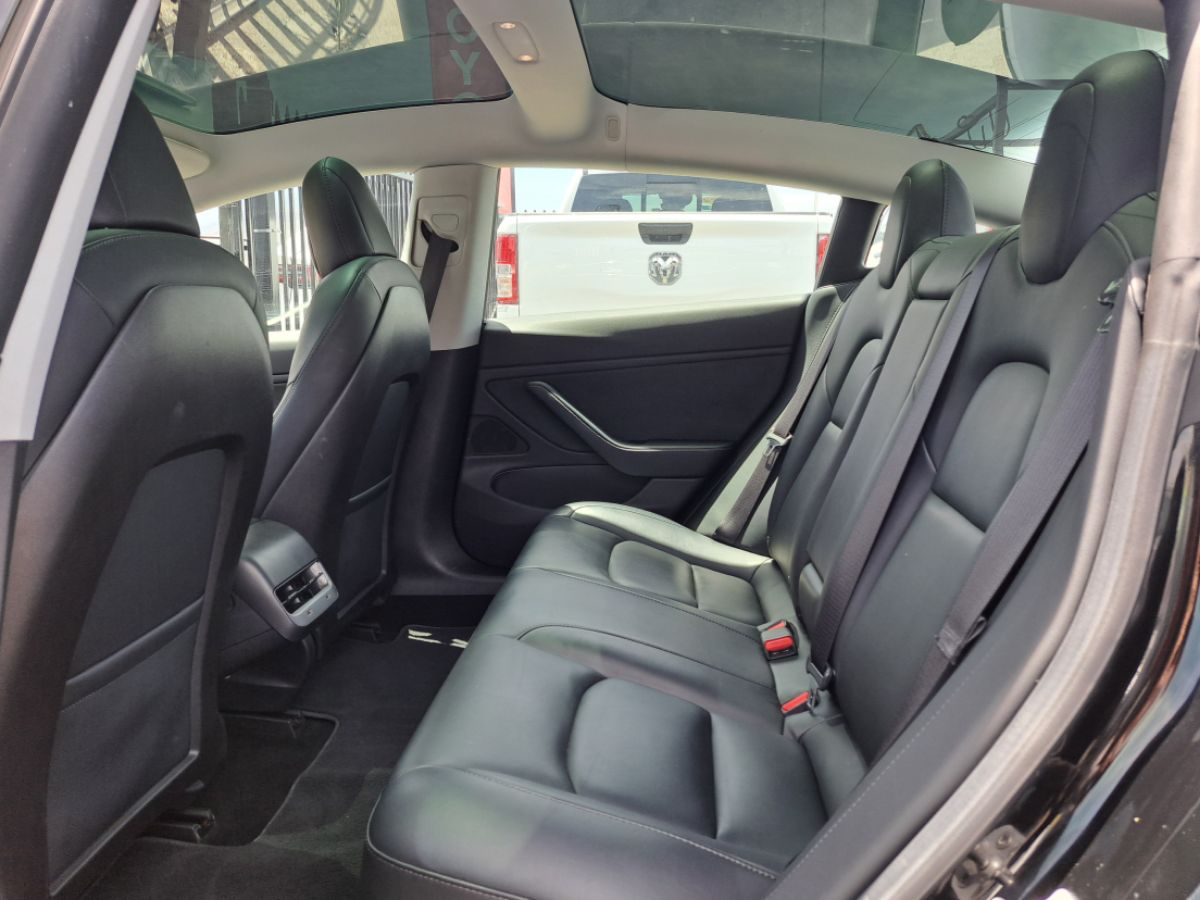 Tesla Model 3 photo 12