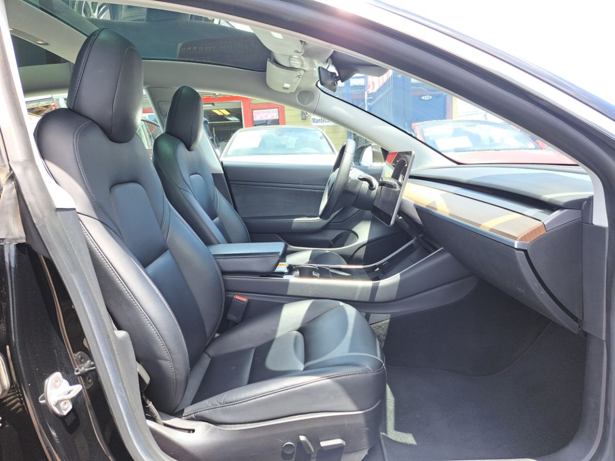 Tesla Model 3 photo 16