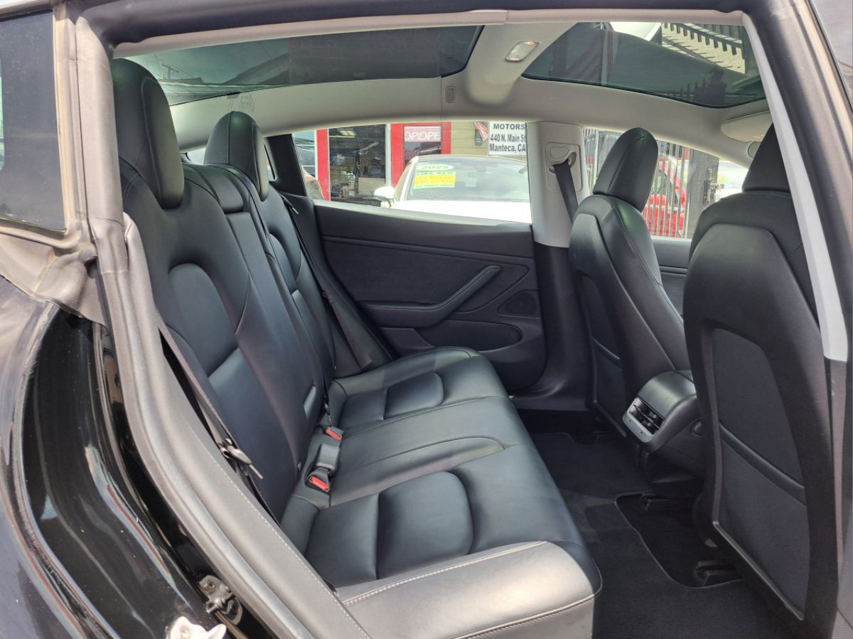 Tesla Model 3 photo 17