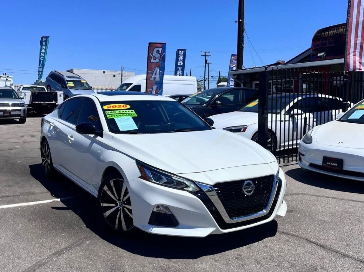 Nissan Altima photo 2