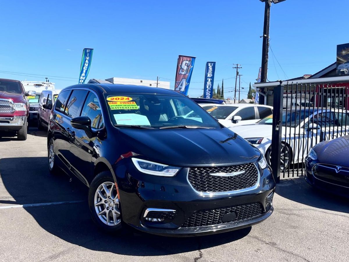 Chrysler Pacifica photo 2