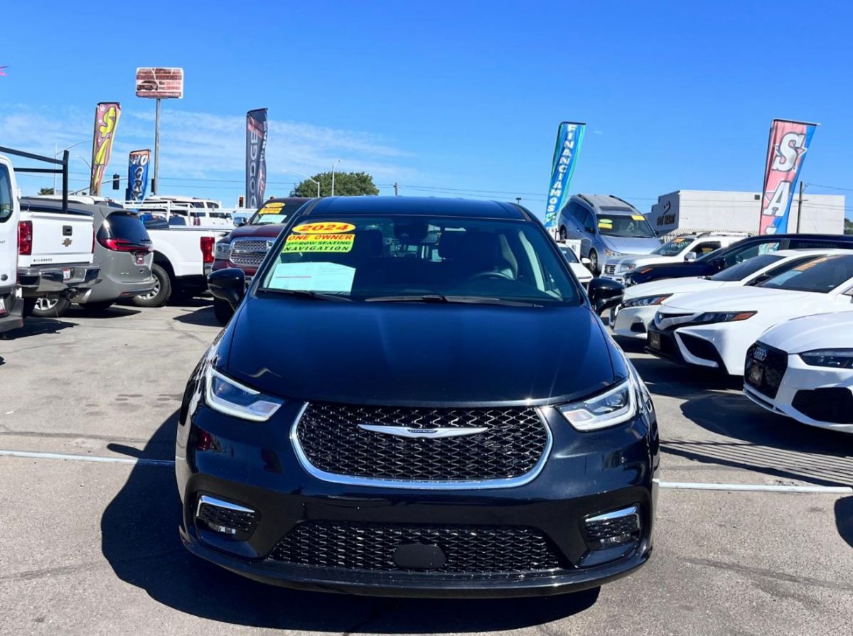 Chrysler Pacifica photo 3