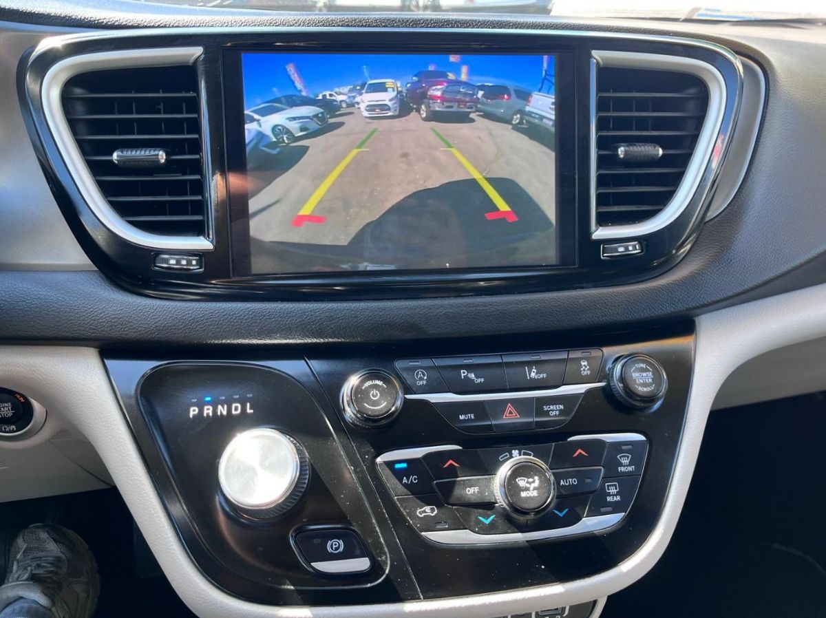 Chrysler Pacifica photo 9