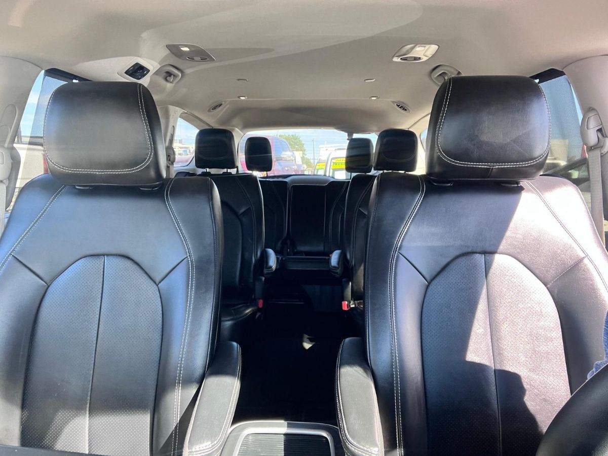Chrysler Pacifica photo 11