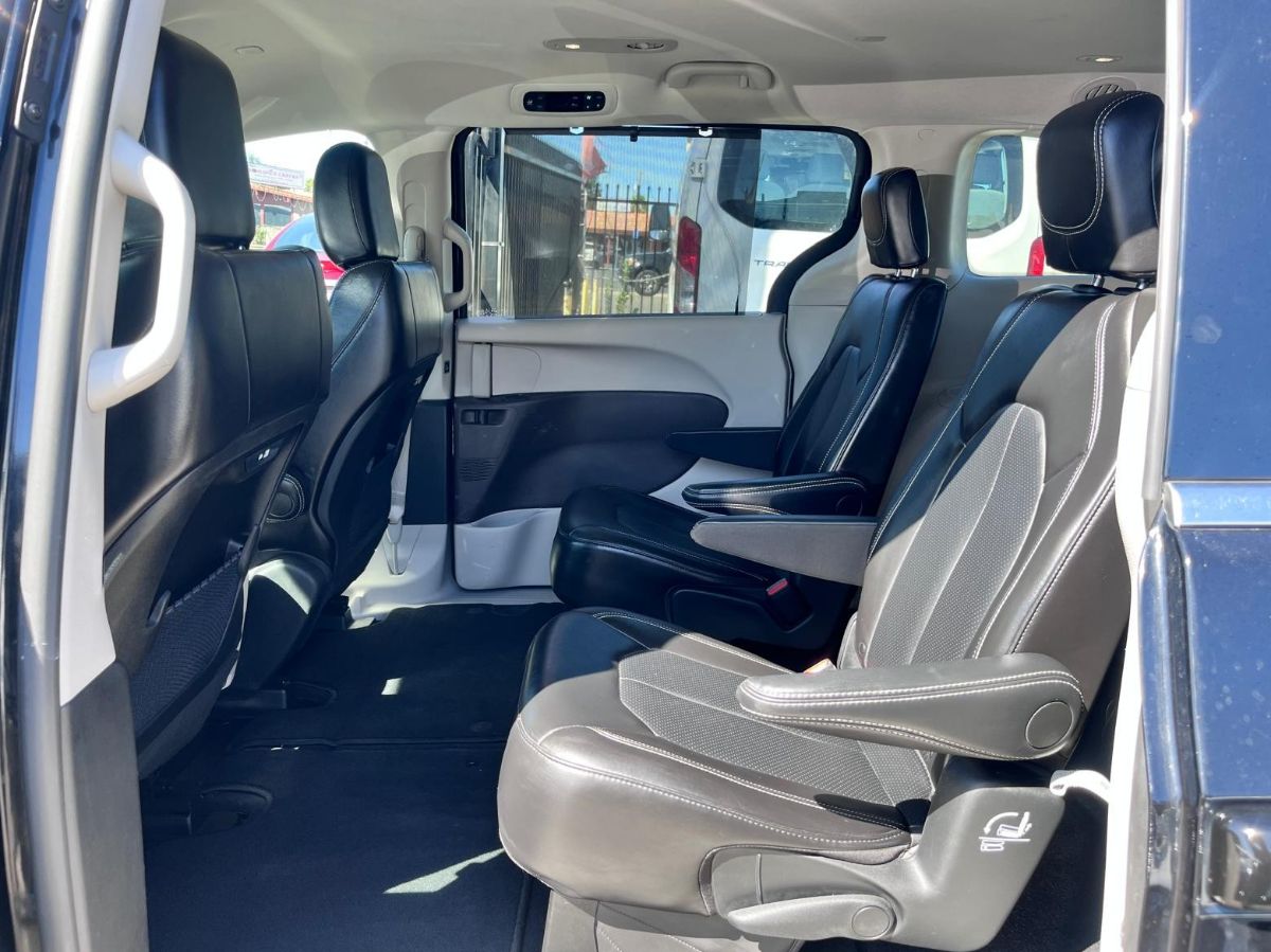 Chrysler Pacifica photo 12