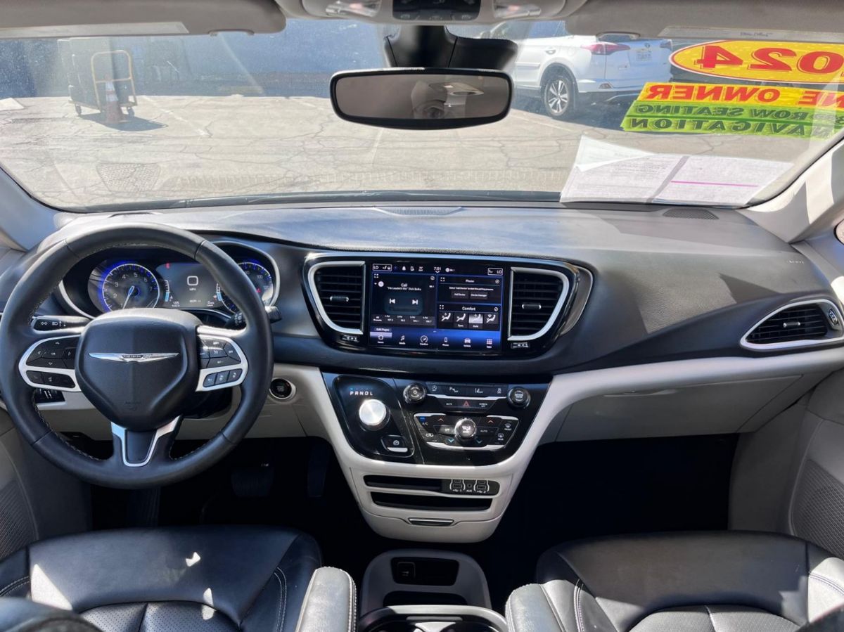 Chrysler Pacifica photo 13