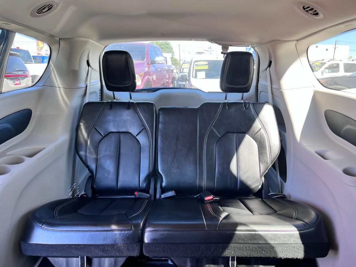 Chrysler Pacifica photo 14
