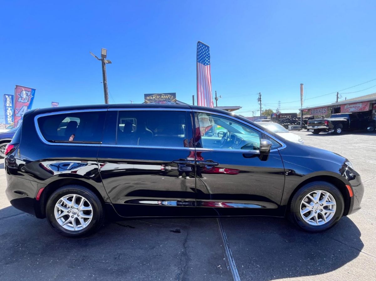 Chrysler Pacifica photo 15