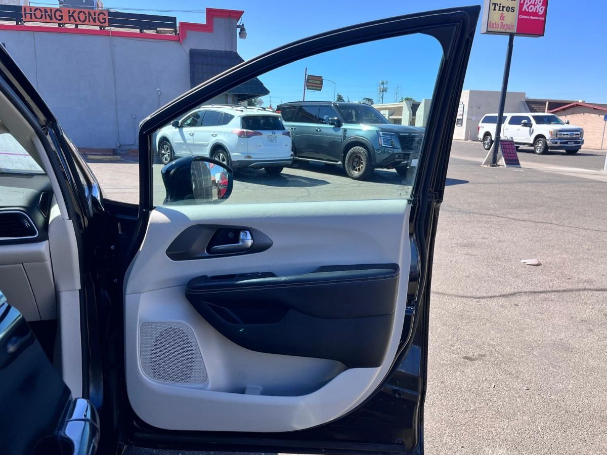 Chrysler Pacifica photo 16