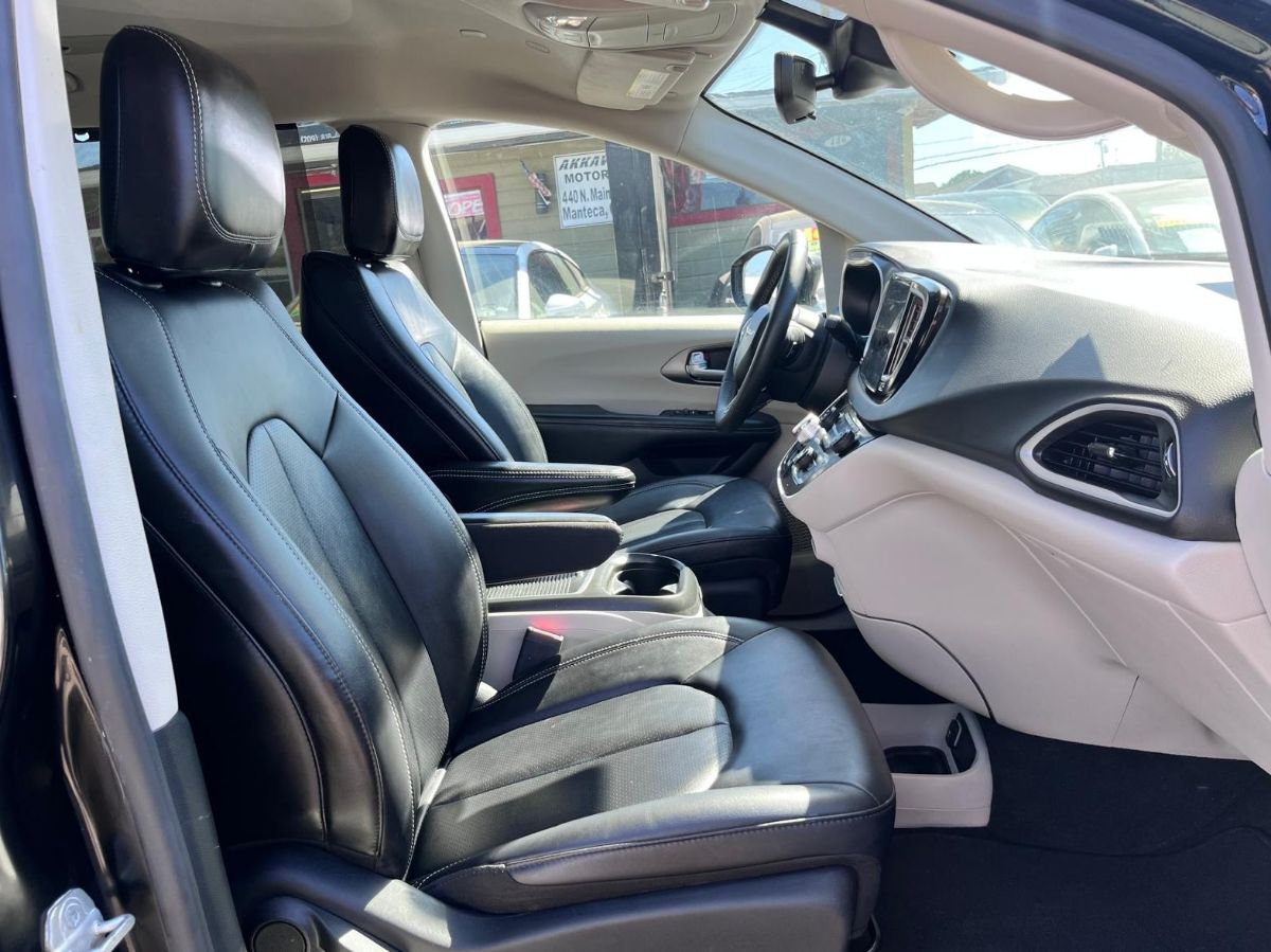 Chrysler Pacifica photo 17