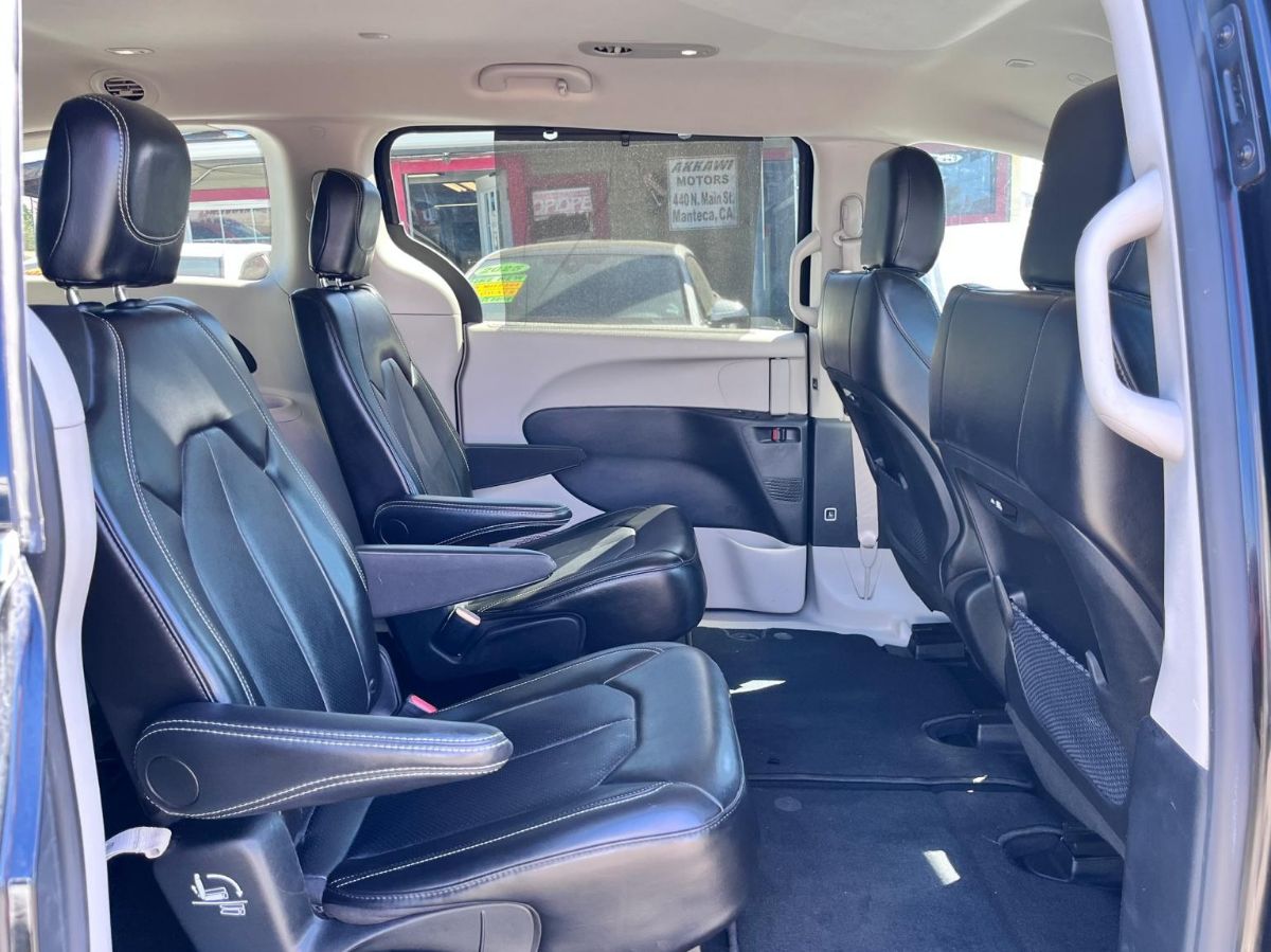 Chrysler Pacifica photo 18