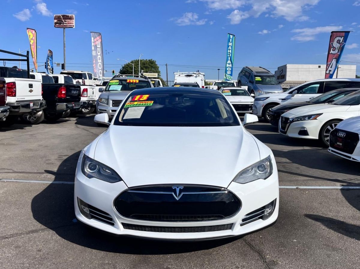 Tesla Model S photo 3