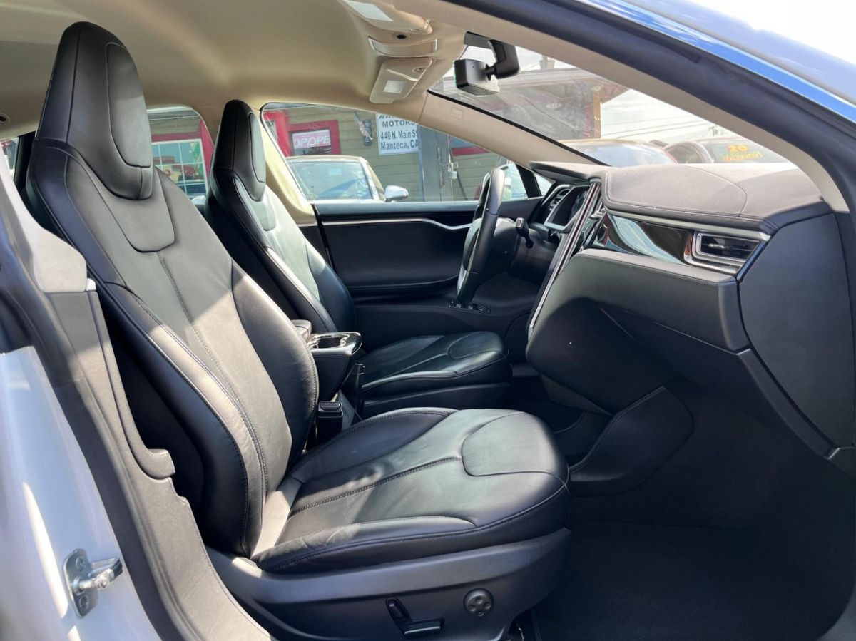 Tesla Model S photo 17