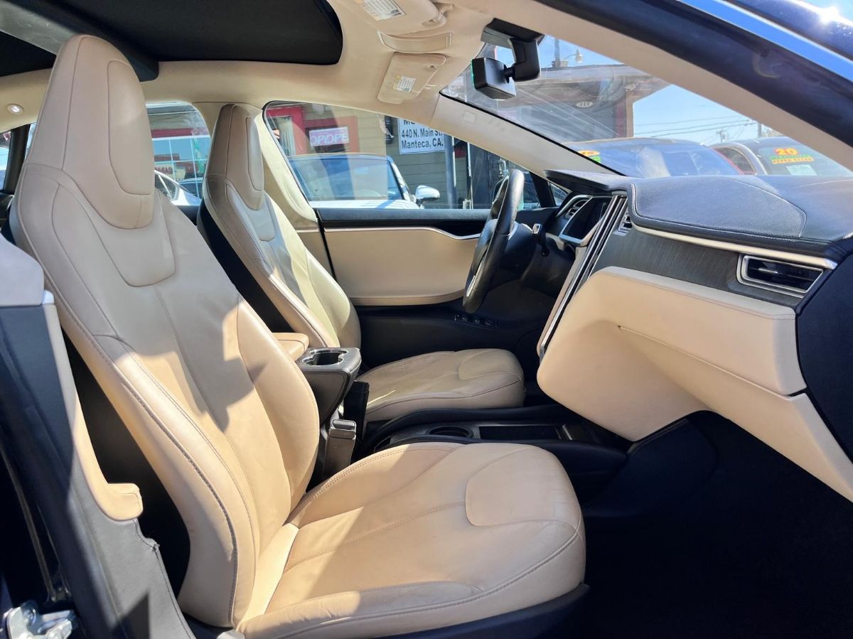 Tesla Model S photo 17