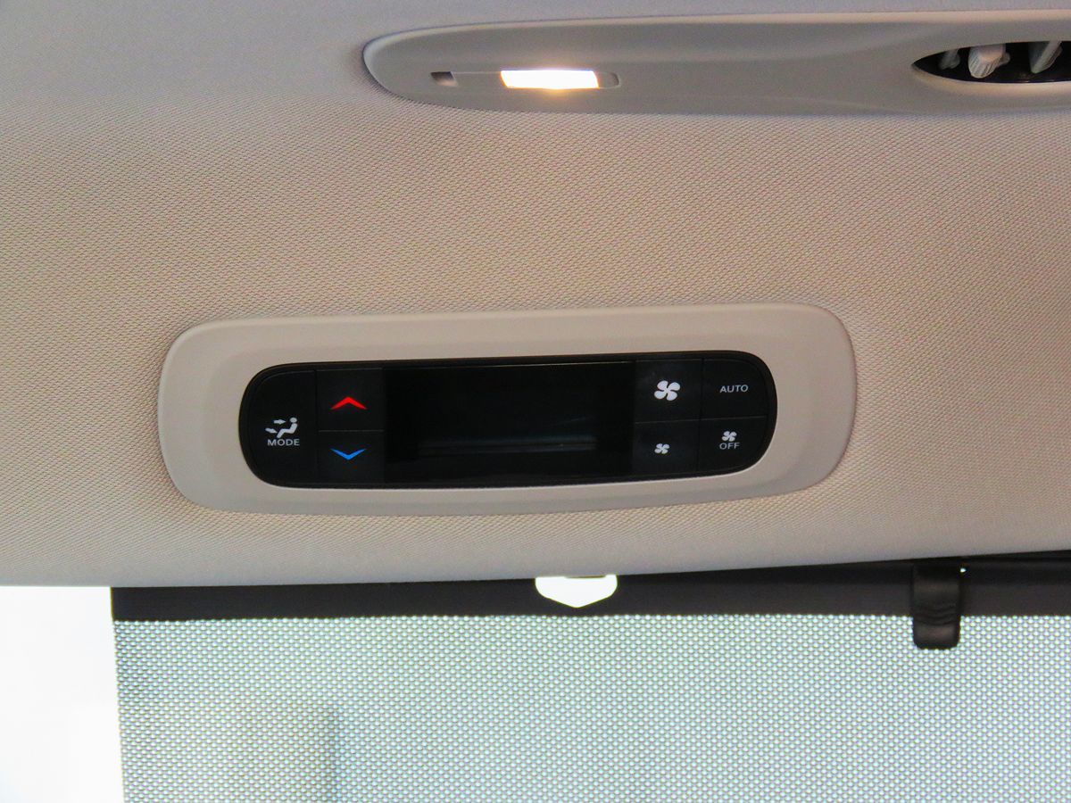 2022 Chrysler Pacifica Touring L photo 25