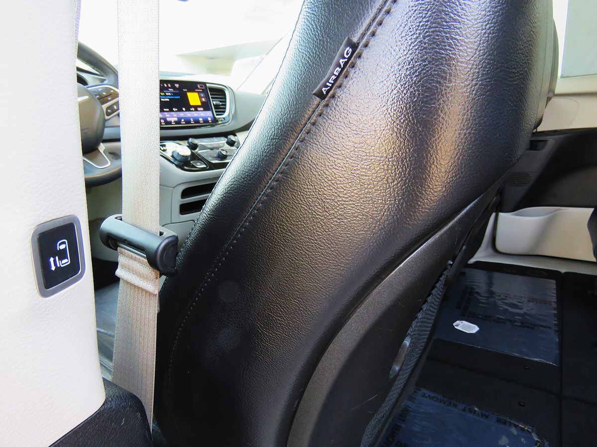 2022 Chrysler Pacifica Touring L photo 23
