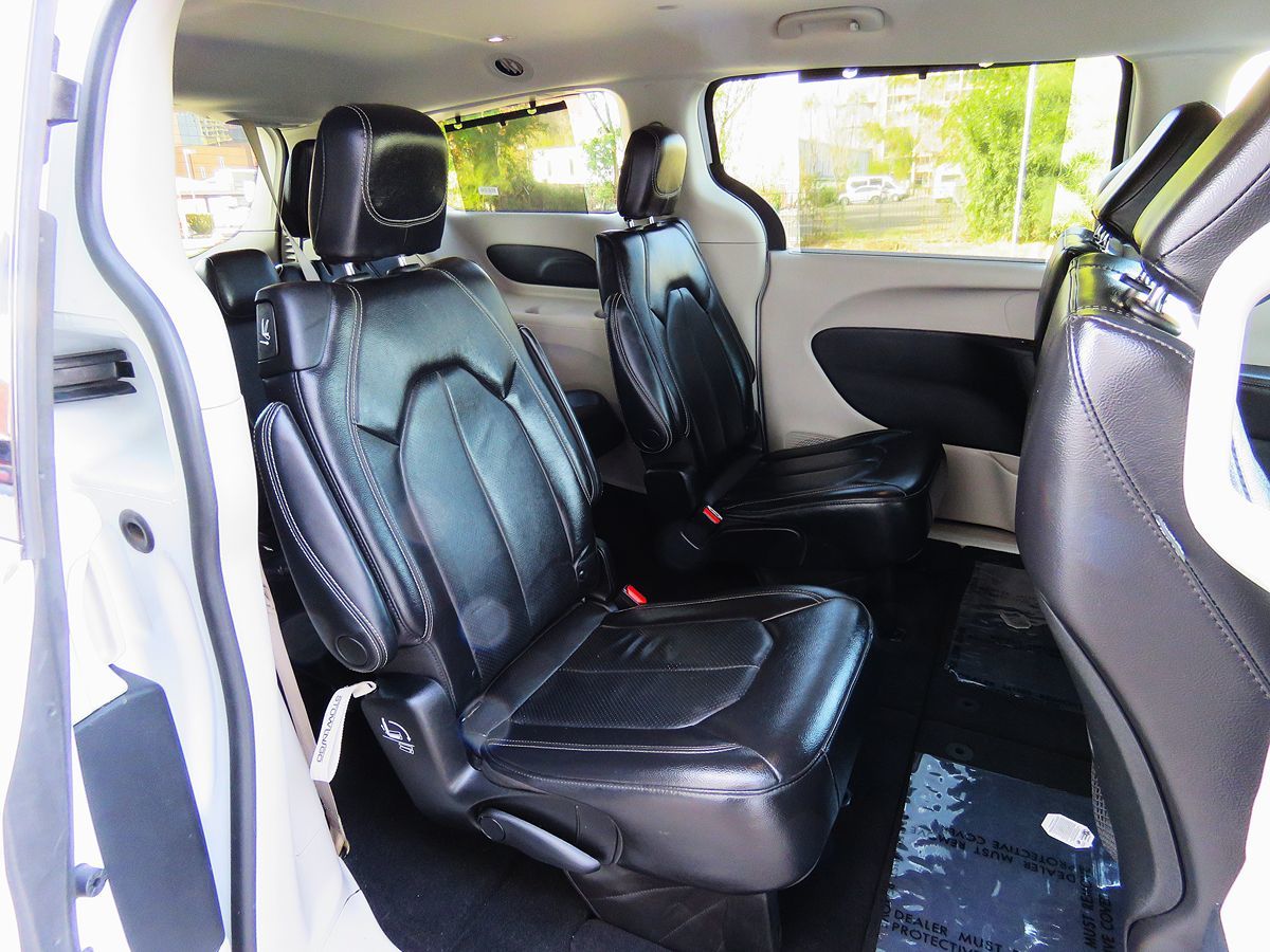 2022 Chrysler Pacifica Touring L photo 18
