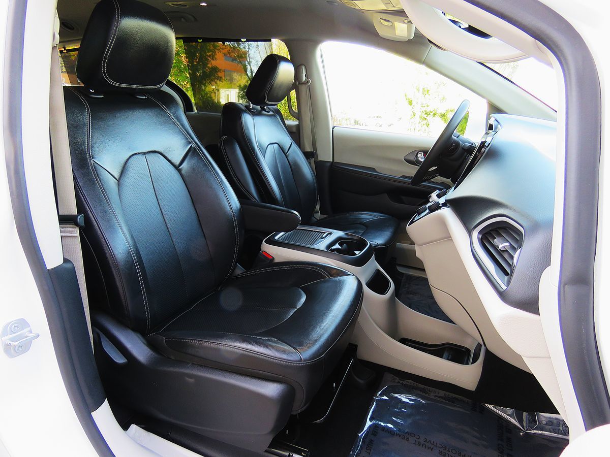2022 Chrysler Pacifica Touring L photo 16