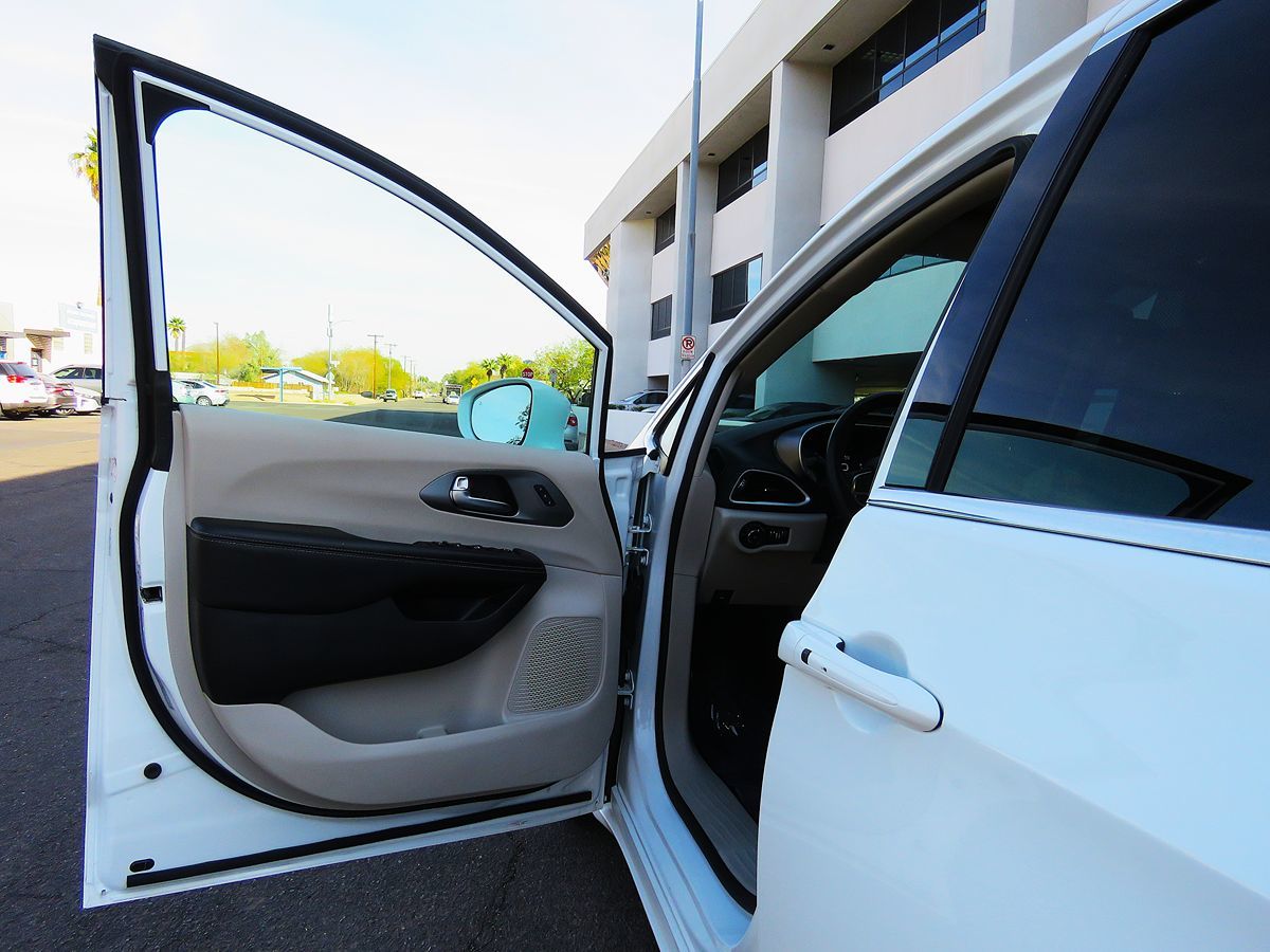 2022 Chrysler Pacifica Touring L photo 26