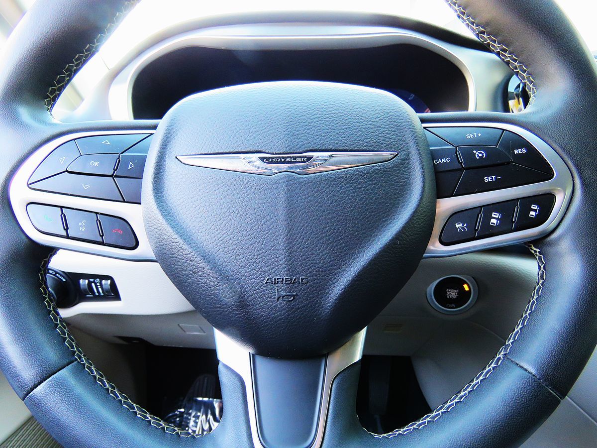 2022 Chrysler Pacifica Touring L photo 28