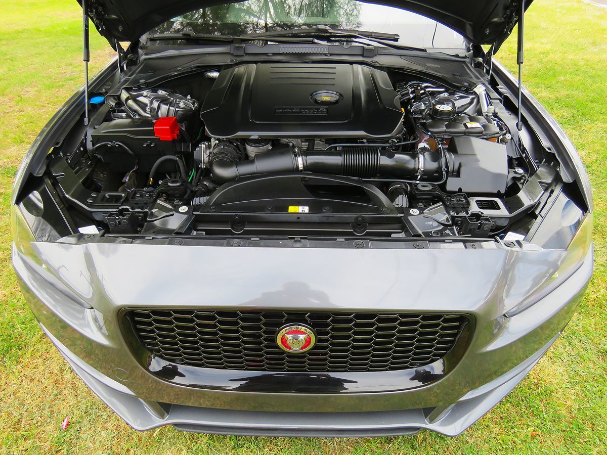 2018 Jaguar XE Prestige photo 12