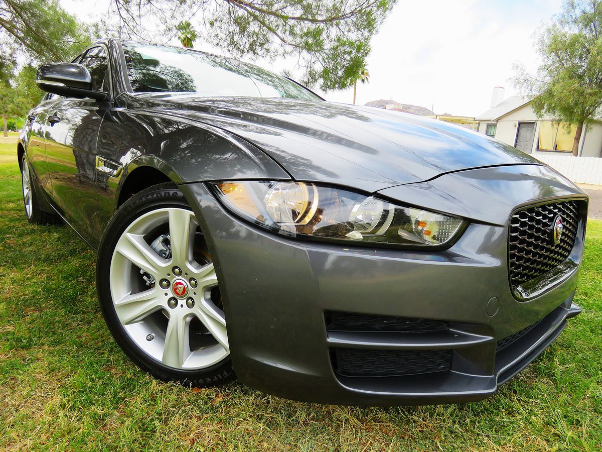 2018 Jaguar XE Prestige photo 10