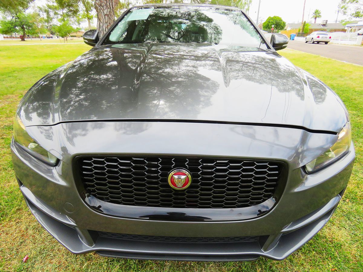 2018 Jaguar XE Prestige photo 11