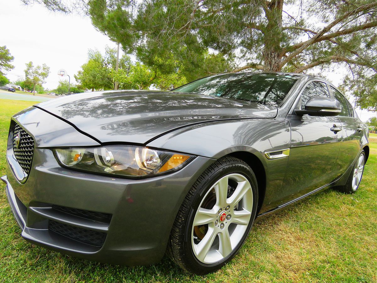 2018 Jaguar XE Prestige photo 2
