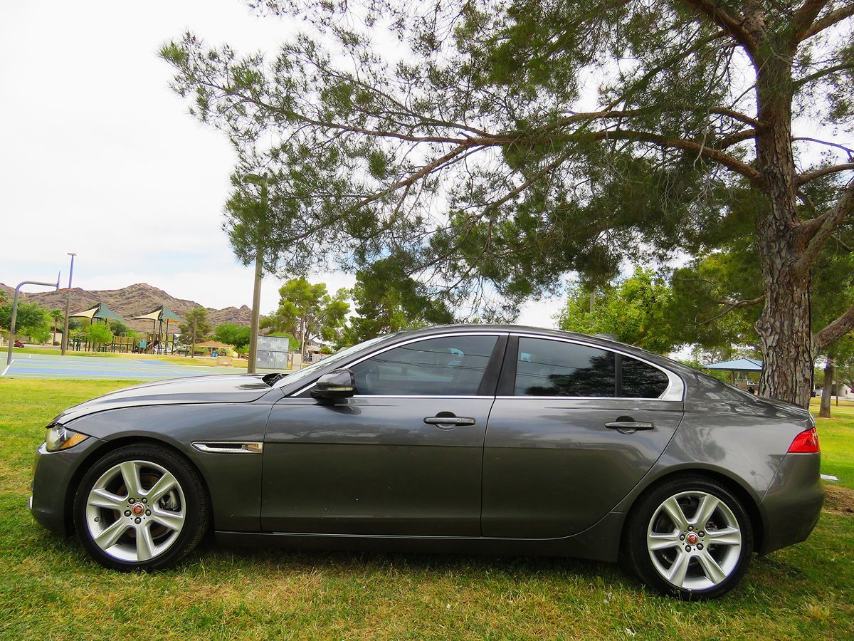 2018 Jaguar XE Prestige photo 3