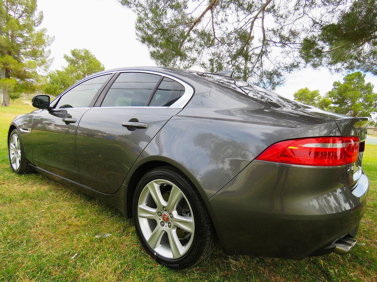 2018 Jaguar XE Prestige photo 4