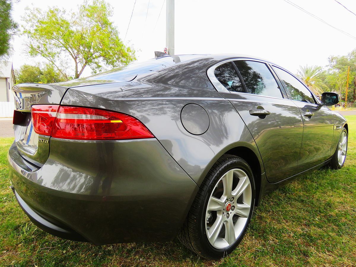 2018 Jaguar XE Prestige photo 7
