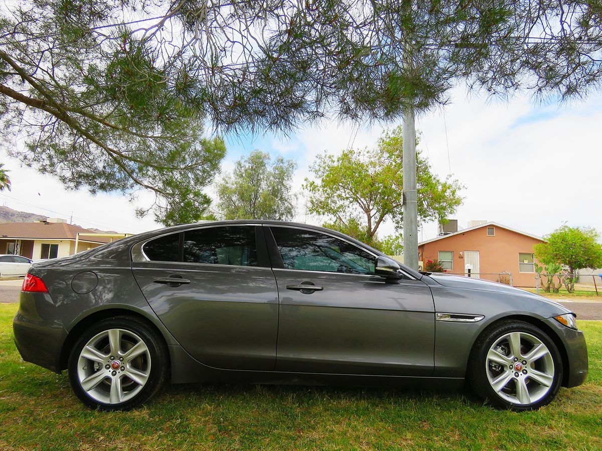 2018 Jaguar XE Prestige photo 8