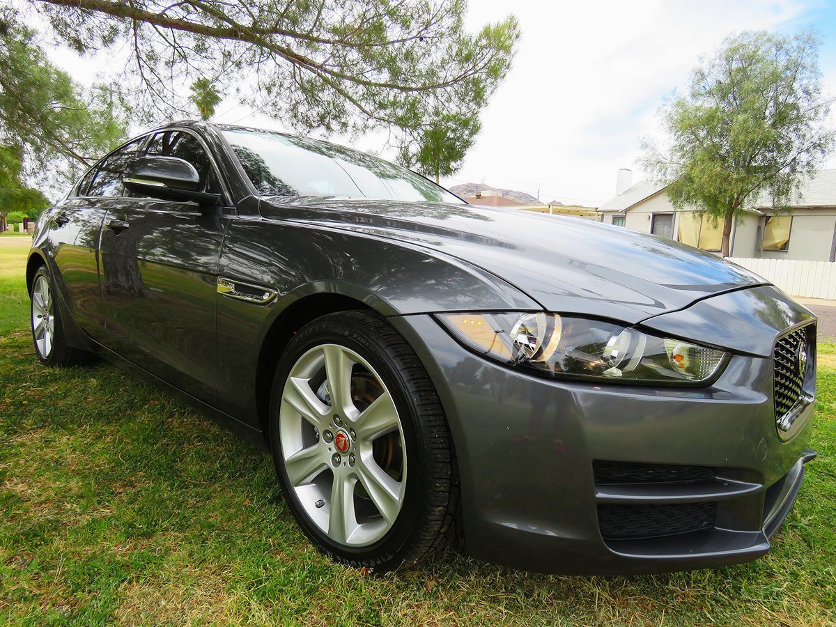 2018 Jaguar XE Prestige photo 9