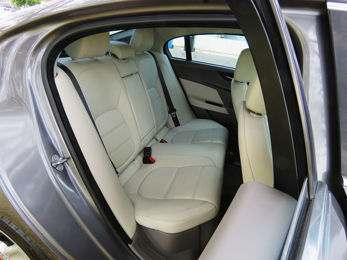 2018 Jaguar XE Prestige photo 16