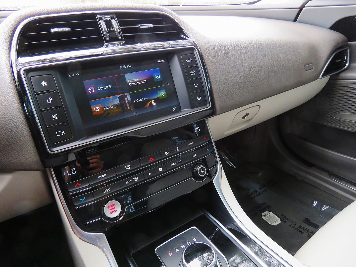 2018 Jaguar XE Prestige photo 22