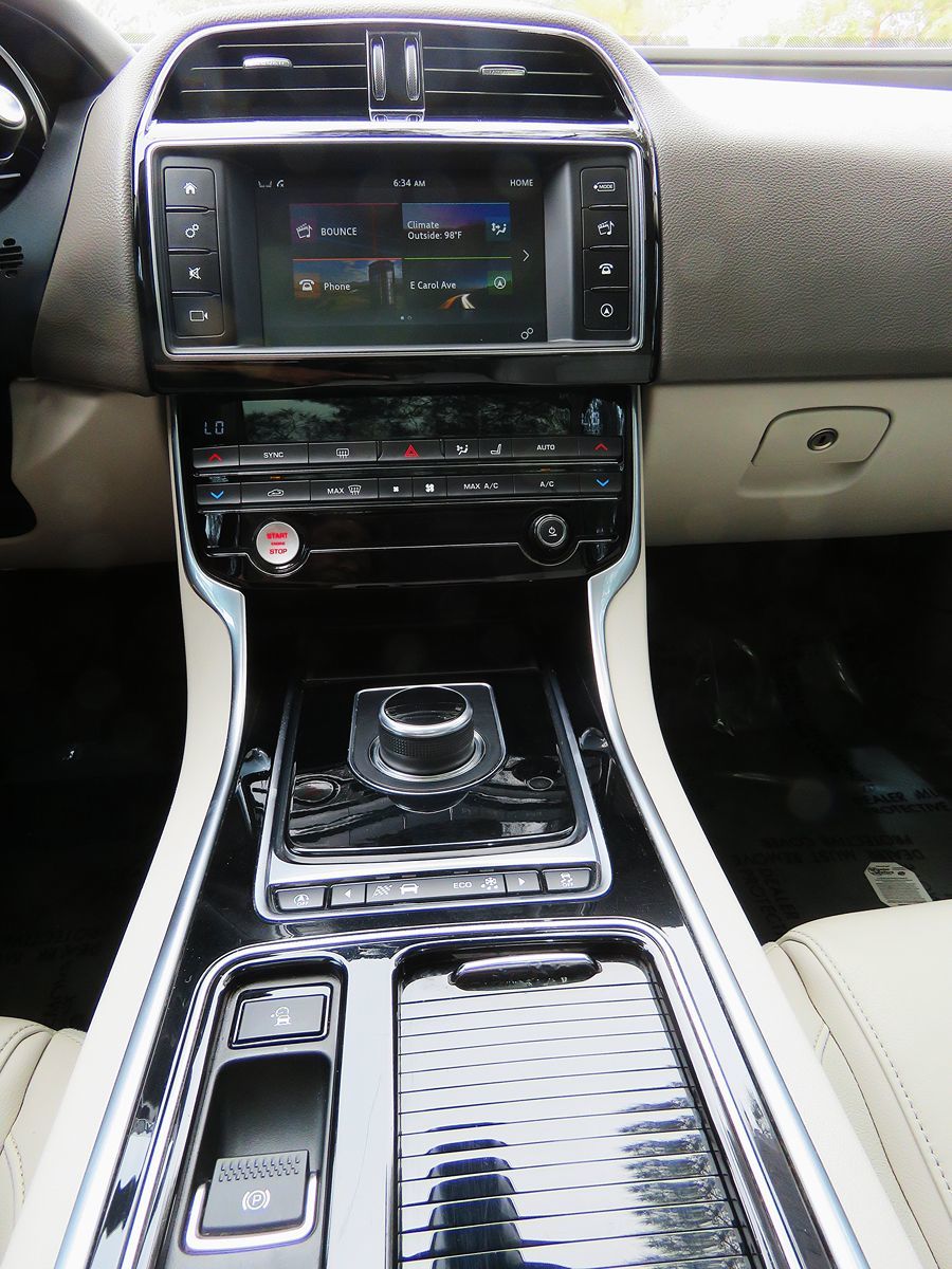 2018 Jaguar XE Prestige photo 24
