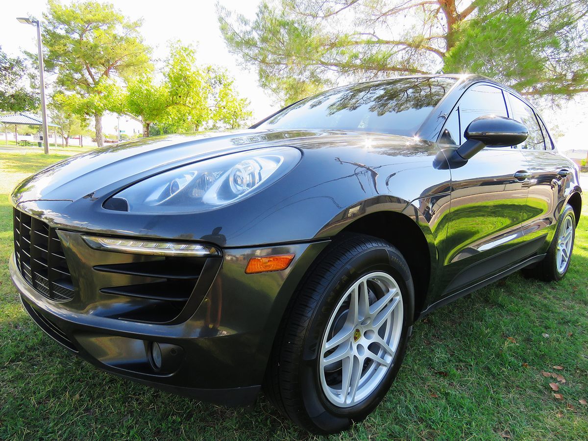 2017 Porsche Macan photo 2