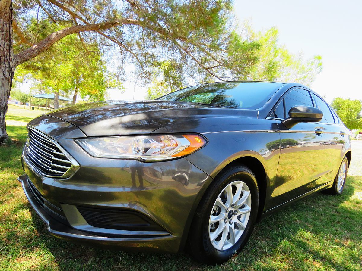 2018 Ford Fusion S photo 2