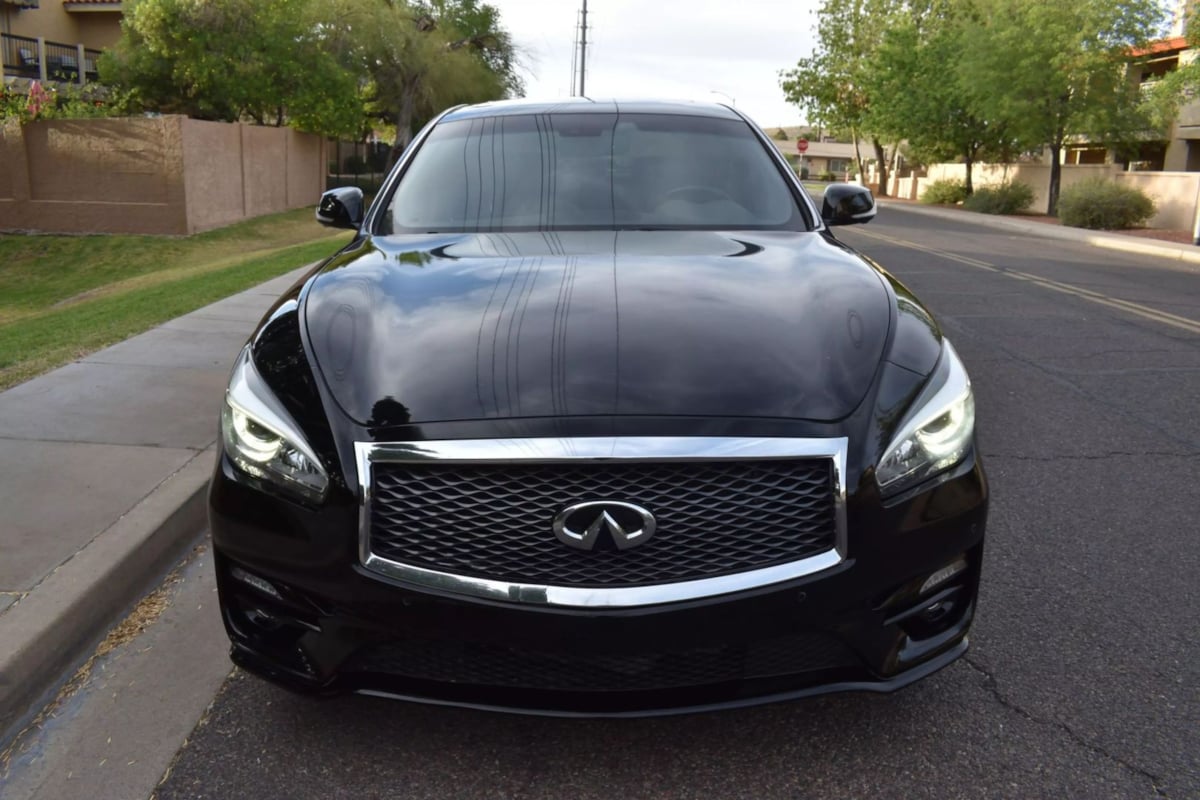 2017 Infiniti Q70 3.7 photo 2