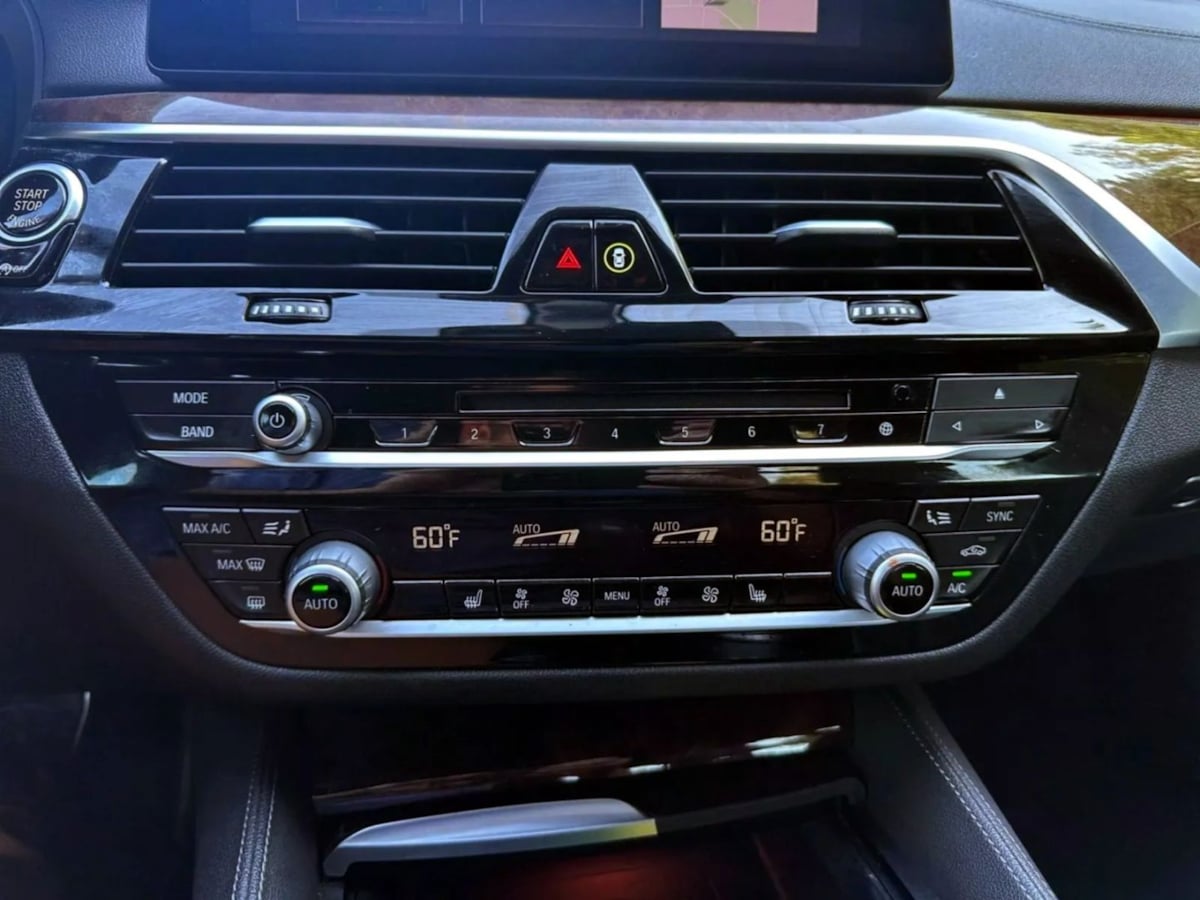 2019 BMW 5 Series M550i - Photo 17