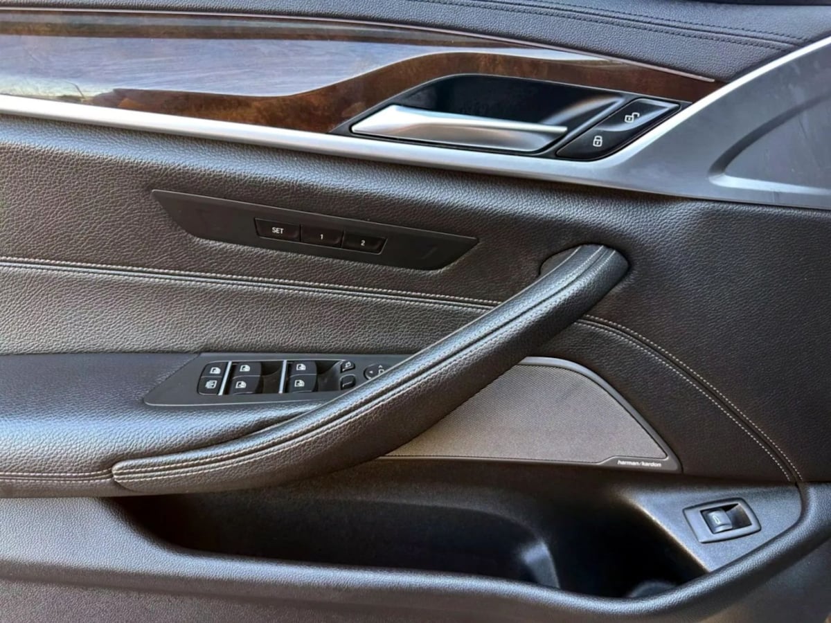 2019 BMW 5 Series M550i - Photo 24