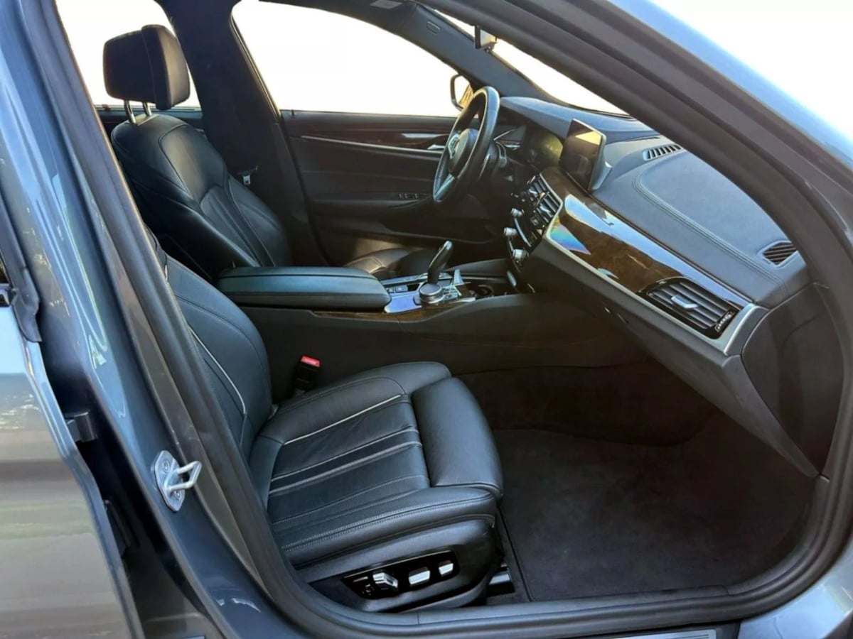 2019 BMW 5 Series M550i - Photo 25