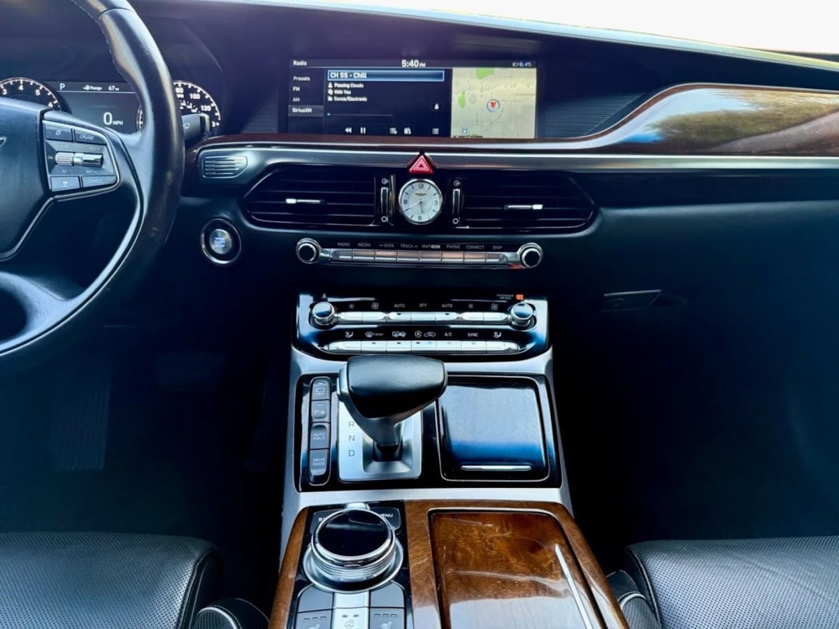 2018 Genesis G90 5.0L Ultimate photo 11