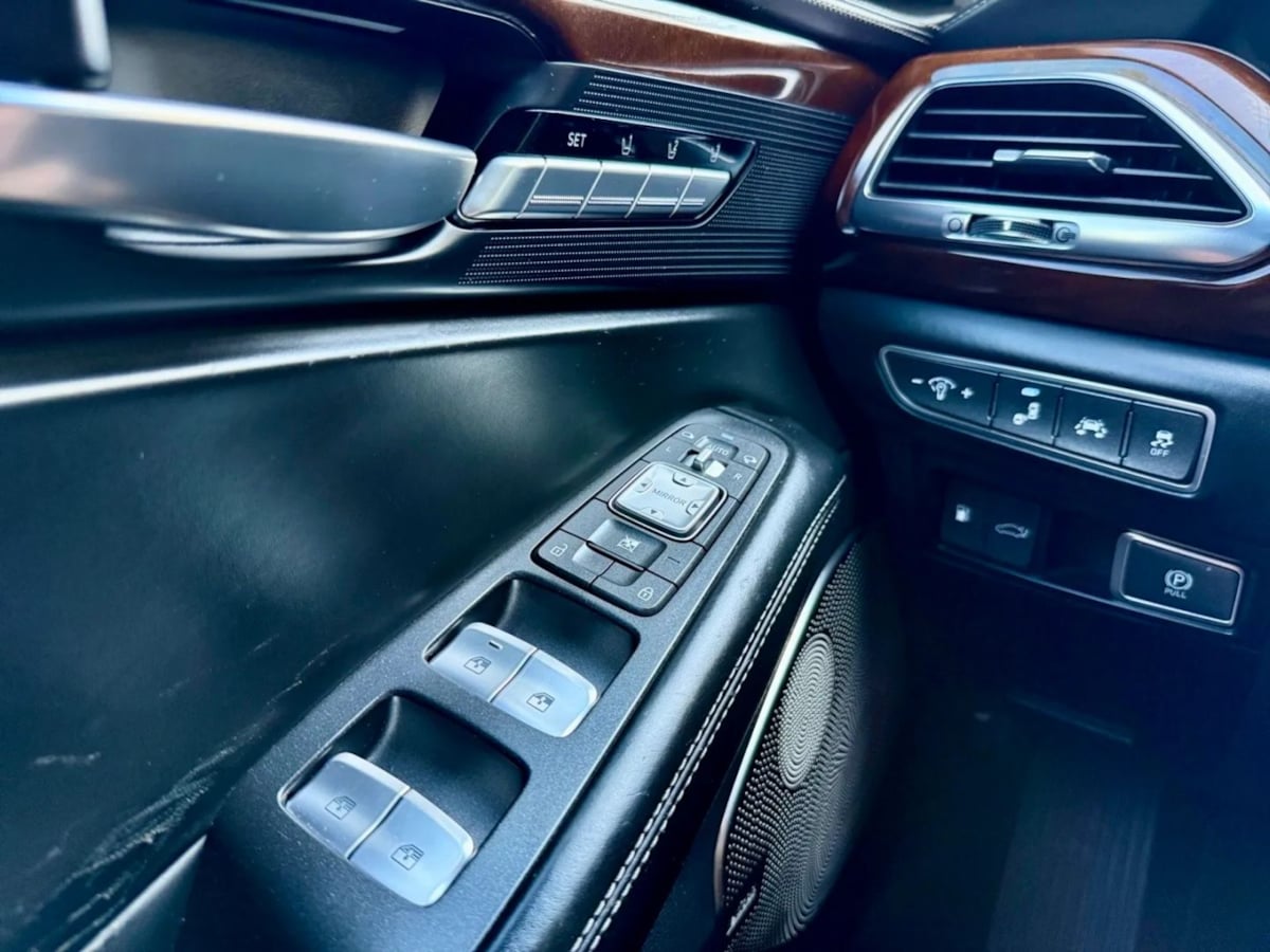 2018 Genesis G90 5.0L Ultimate photo 19