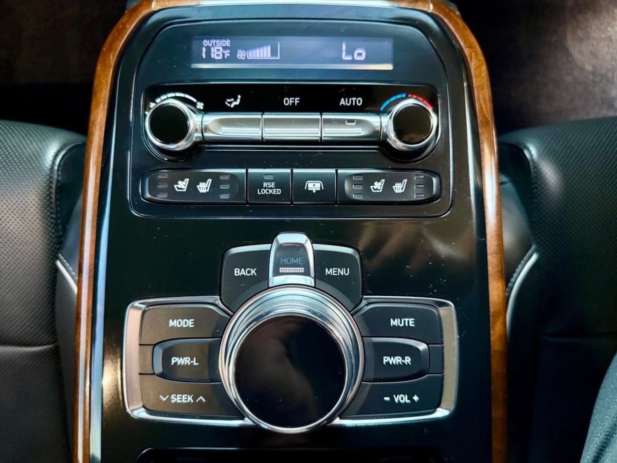 2018 Genesis G90 5.0L Ultimate photo 28
