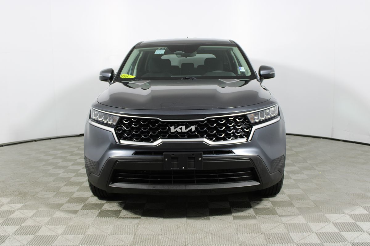 2022 Kia Sorento LX photo 2