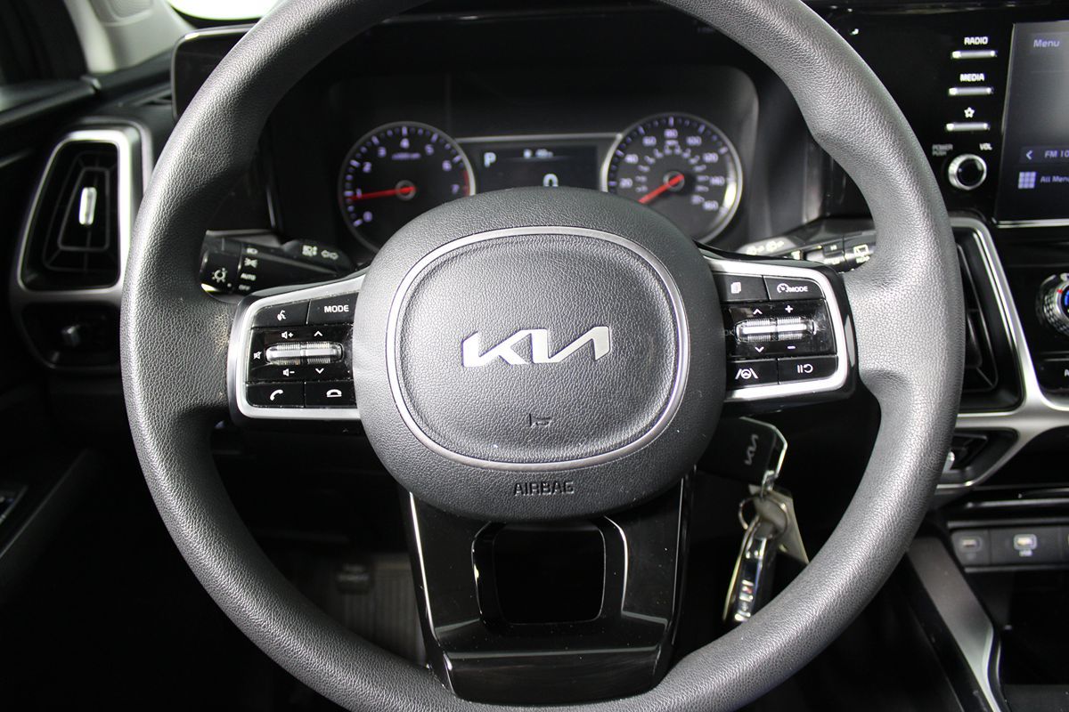 2022 Kia Sorento LX photo 4