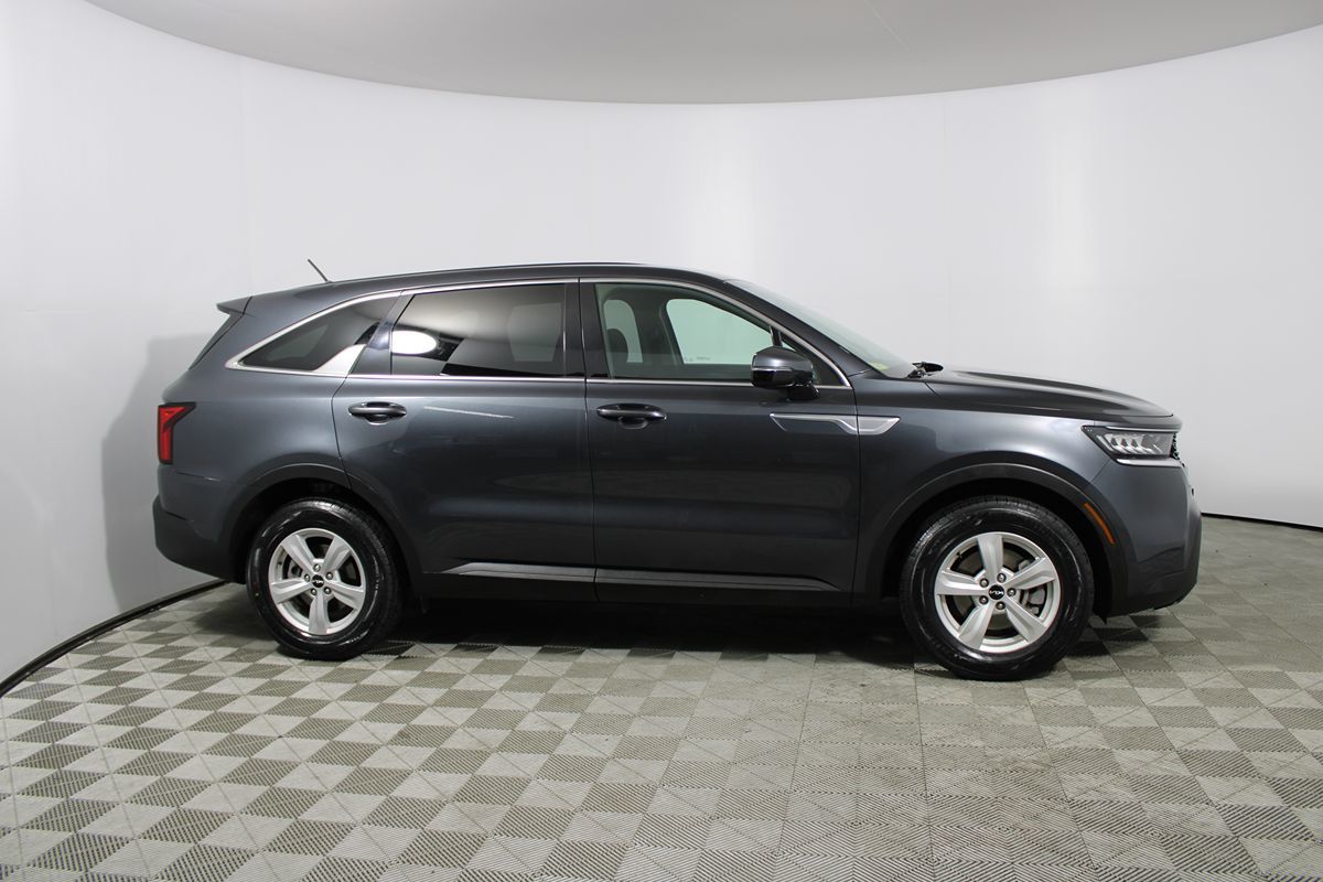 2022 Kia Sorento LX photo 14