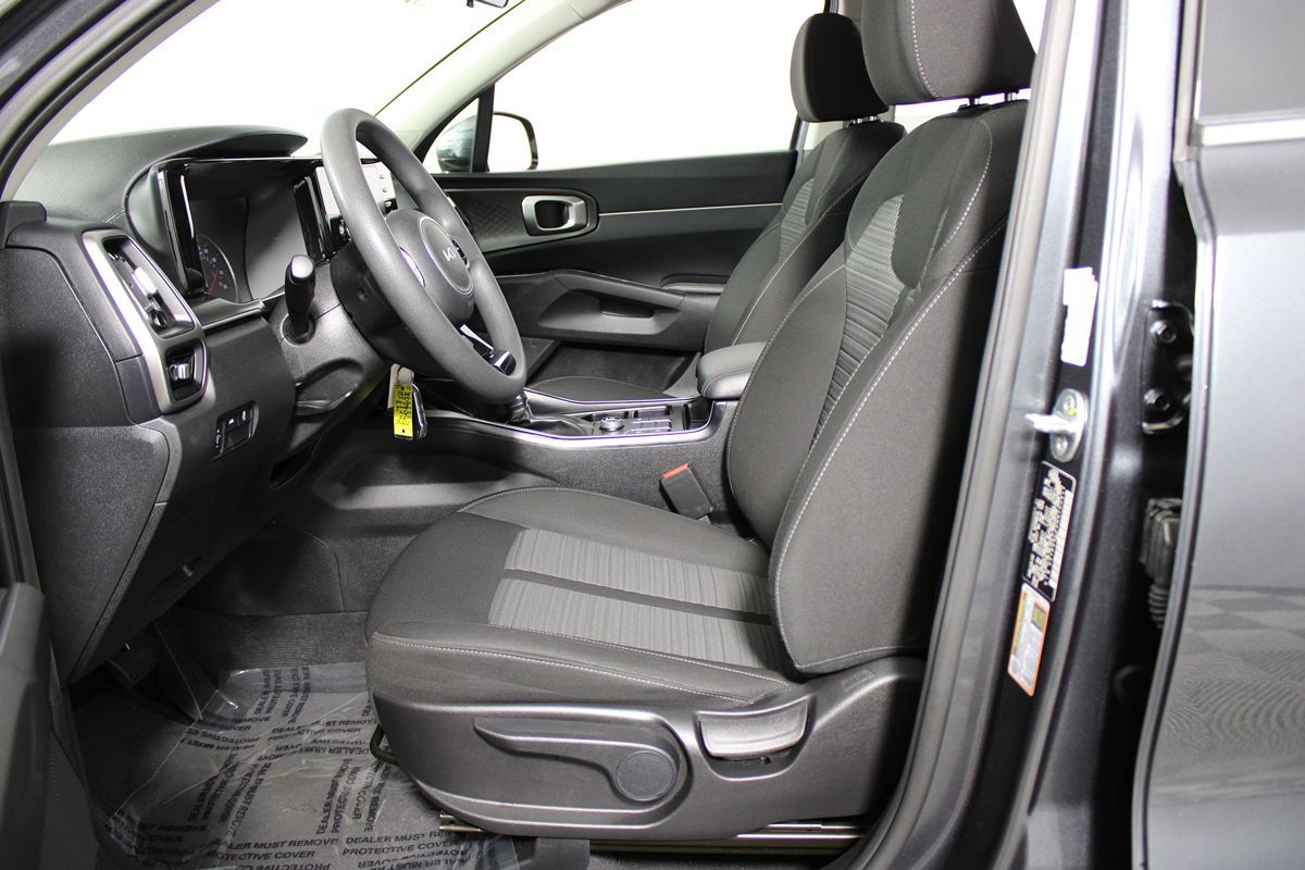 2022 Kia Sorento LX photo 18